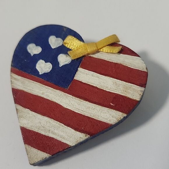 Heart-Shaped American Flag Brooch - Picture 2 of 4